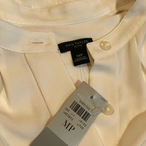 🌸 Ann Taylor 🌸NWT🌸Ivory blouse 🌸Medium Petite